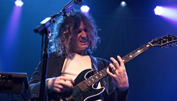 REVIEW: Dave Keuning 'Restless' for the '80s at Independent gig