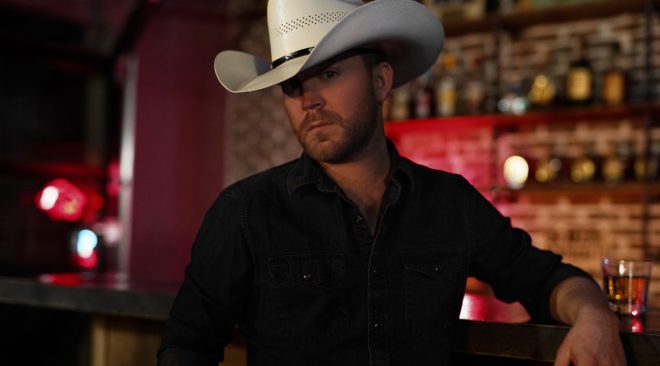 ALBUM REVIEW: Justin Moore melds old with new on 'Late Nights and Longnecks'