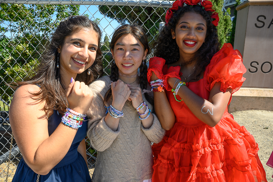 Thousands of friendship-bracelet-swapping Swifties flood Levi's Stadium