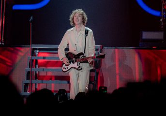 REVIEW Beck and Phoenix take their 'summer odyssey' to L.A.